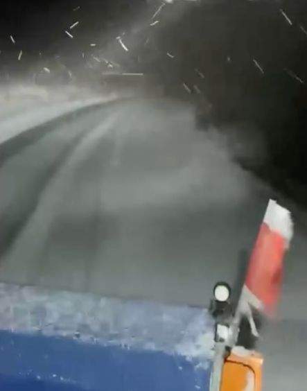 Ninsori puternice pe Transfăgărășan! S-a intervenit cu utilajele de deszăpezire! Ce le este recomandat șoferilor