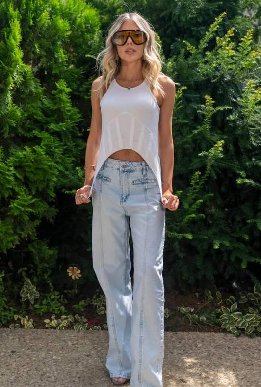andreea ibacka in blugi si tricou