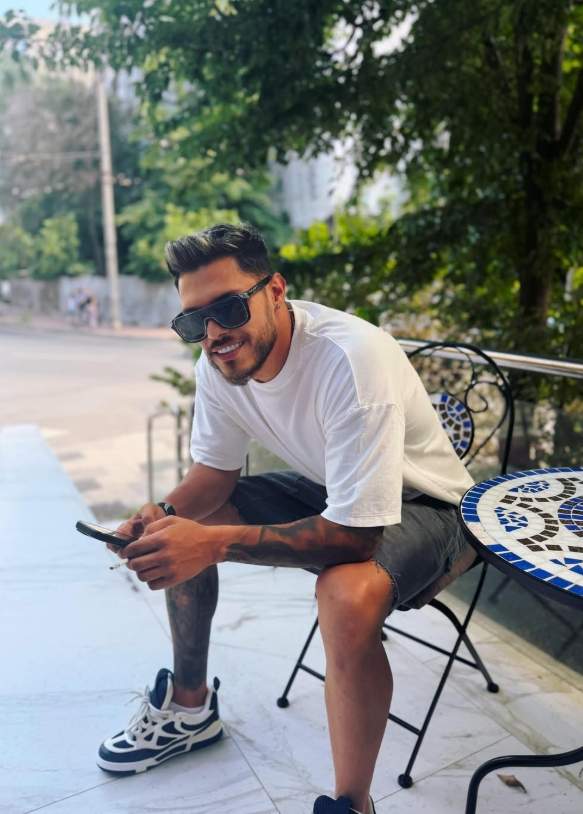 andrei lemnaru cu ochelari de soare la ochi