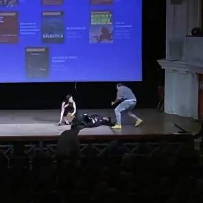 Momentul în care directoarea Astra Film Festival leșină pe scenă. Csilla Kató a căzut din picioare în timpul discursului
