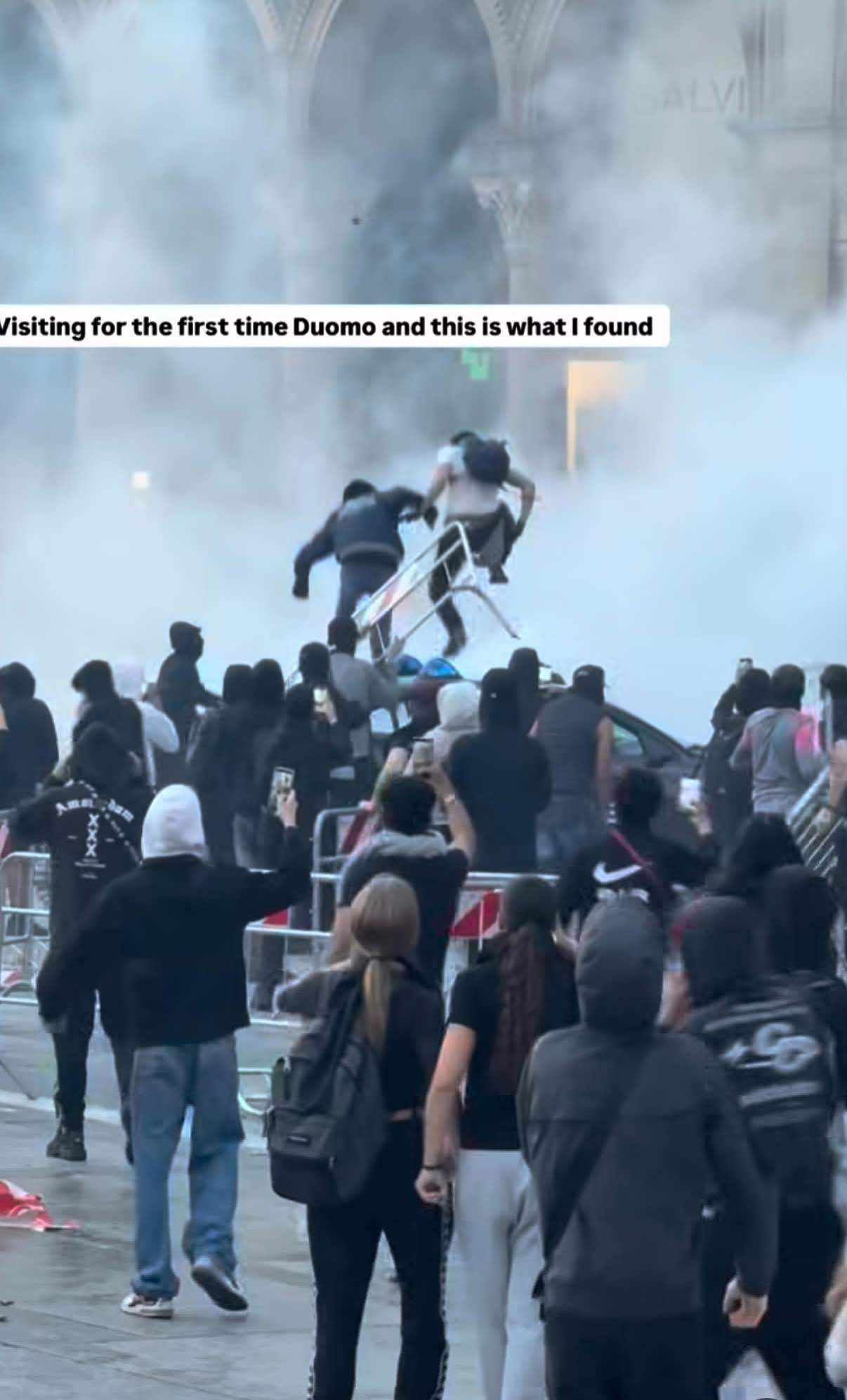 Ștefan Floroaica, prins în mijlocul protestelor violente din Milano. Imaginile publicate de iubitul Sânzianei Negru