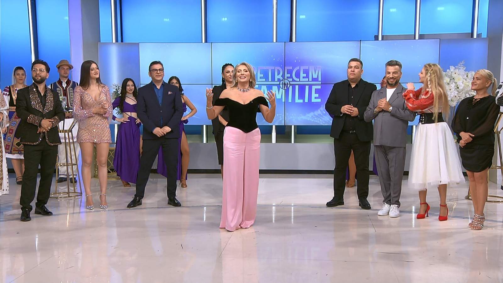 Artiști îndrăgiți și distracţie pe cinste! Sâmbătă, la „Petrecem în familie”