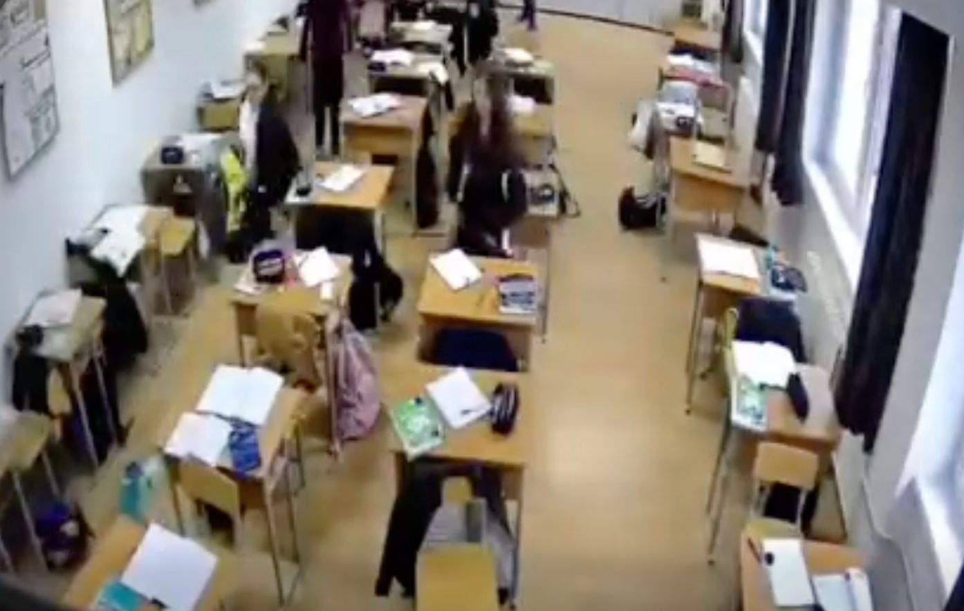 Ce s-a întâmplat în sala de clasă, după ce elevul din Bistrița și-a atacat profesoara. Dovada că a vrut să facă mai multe victime
