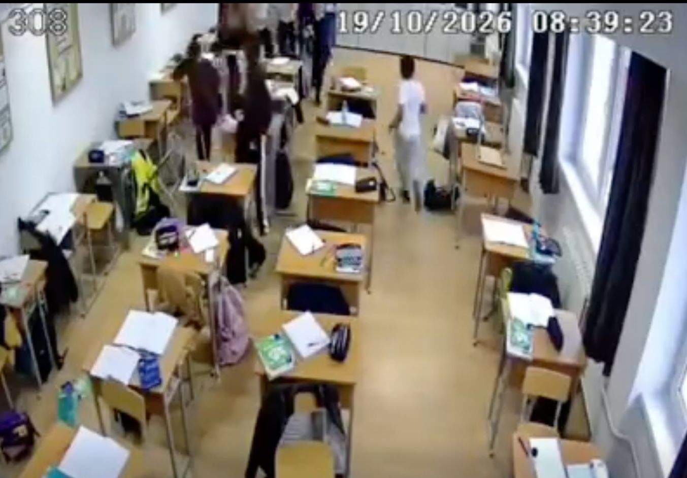 Ce s-a întâmplat în sala de clasă, după ce elevul din Bistrița și-a atacat profesoara. Dovada că a vrut să facă mai multe victime
