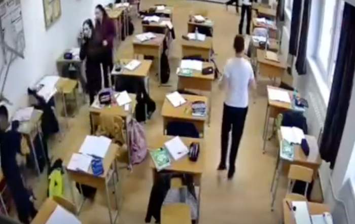 Ce s-a întâmplat în sala de clasă, după ce elevul din Bistrița și-a atacat profesoara. Dovada că a vrut să facă mai multe victime