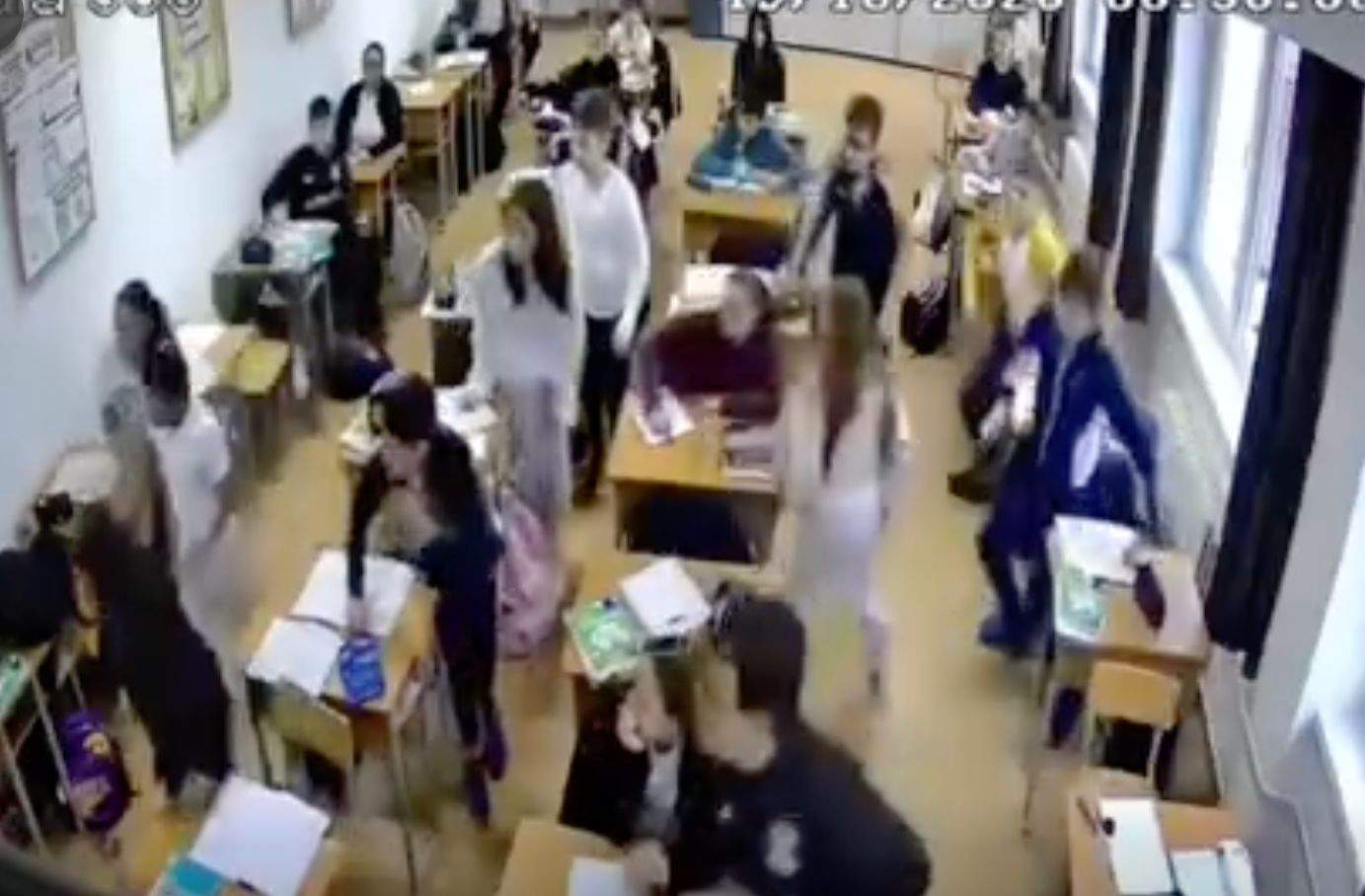 Ce s-a întâmplat în sala de clasă, după ce elevul din Bistrița și-a atacat profesoara. Dovada că a vrut să facă mai multe victime