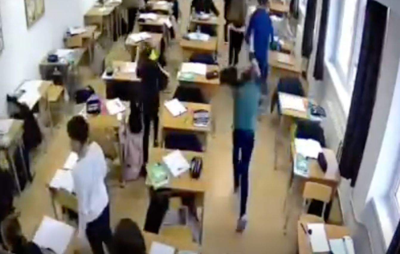 Ce s-a întâmplat în sala de clasă, după ce elevul din Bistrița și-a atacat profesoara. Dovada că a vrut să facă mai multe victime
