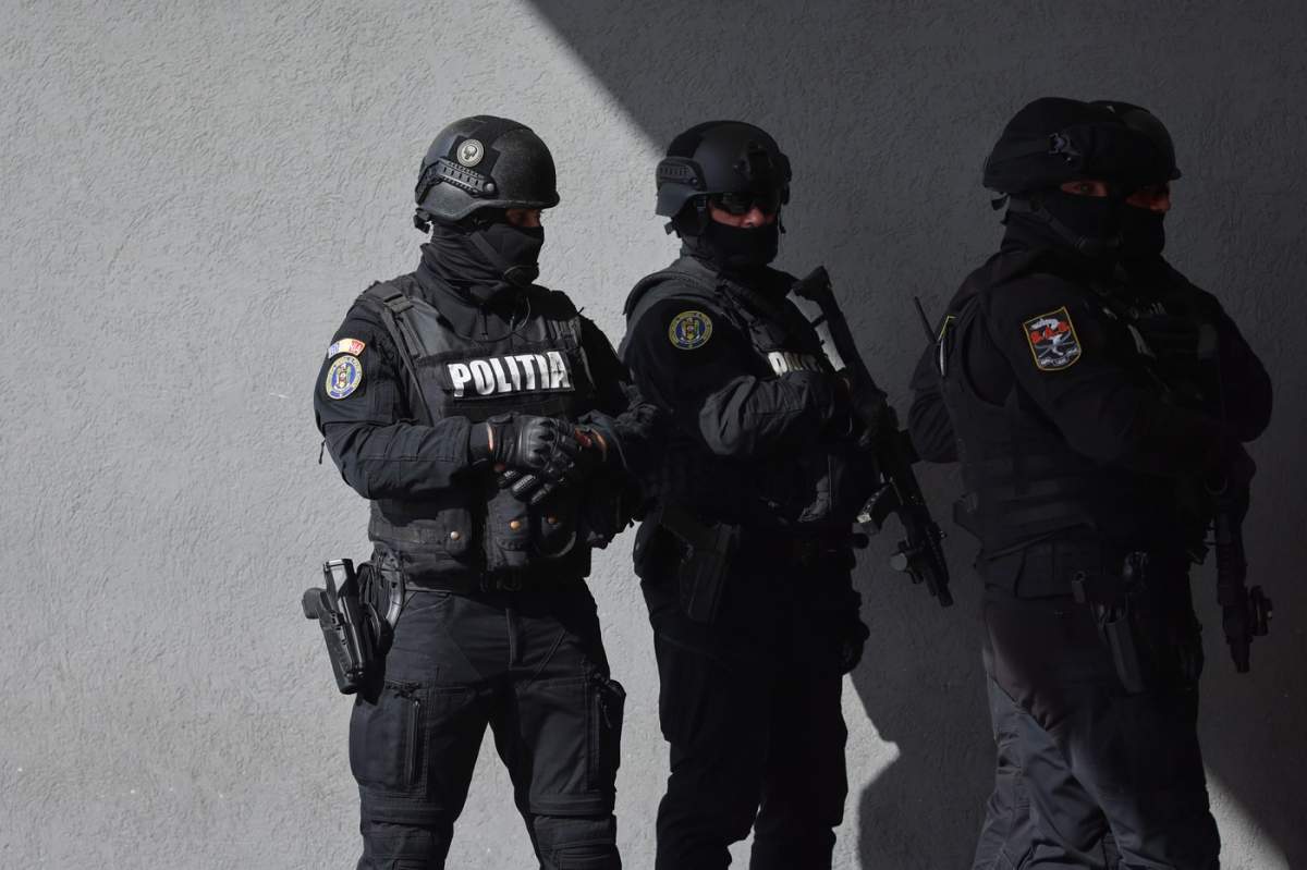 Otopeni, România - 6 octombrie 2026: Polițiști români mascați din cadrul SAS, în timpul unei operațiuni tactice de securitate.
