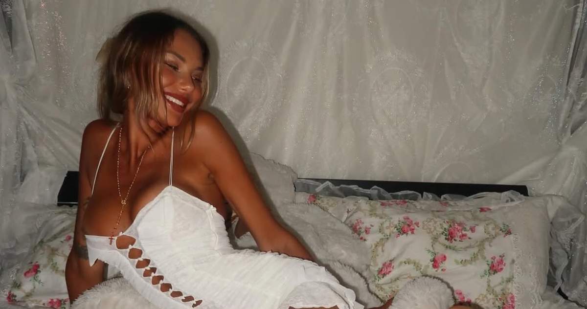 Sahara Ray, în rochie albă