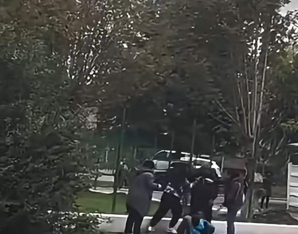 Bătaie între părinți, în fața unei școli din Brăila! Motivul incredibil de la care ar fi pornit scandalul