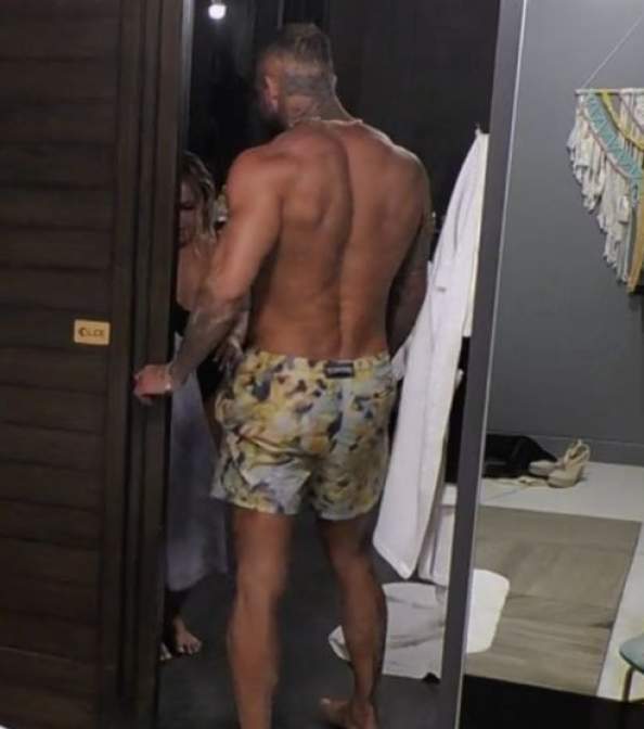 Narcis Bujor și Bianca Iotu în baie