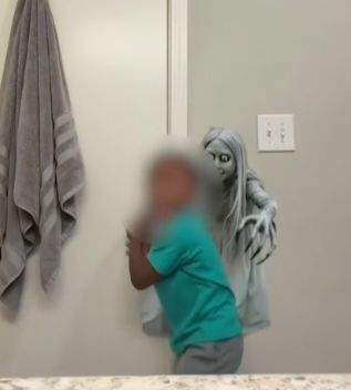 Ce se ascunde în spatele celui mai nou trend de pe TikTok, „Ghost filter prank”. Specialiștii trag un semnal de alarmă pentru părinți