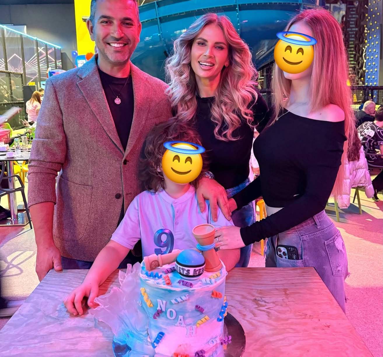 Andreea Bănică, alături de familia ei, la ziua fiului său