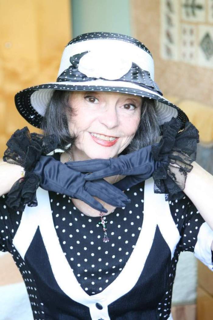 marina voica cu palarie pe cap