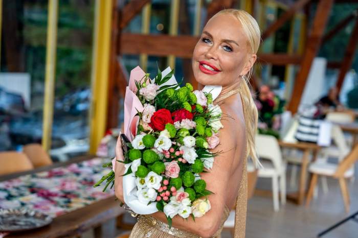 Vica Blochina are un buchet de flori in mana