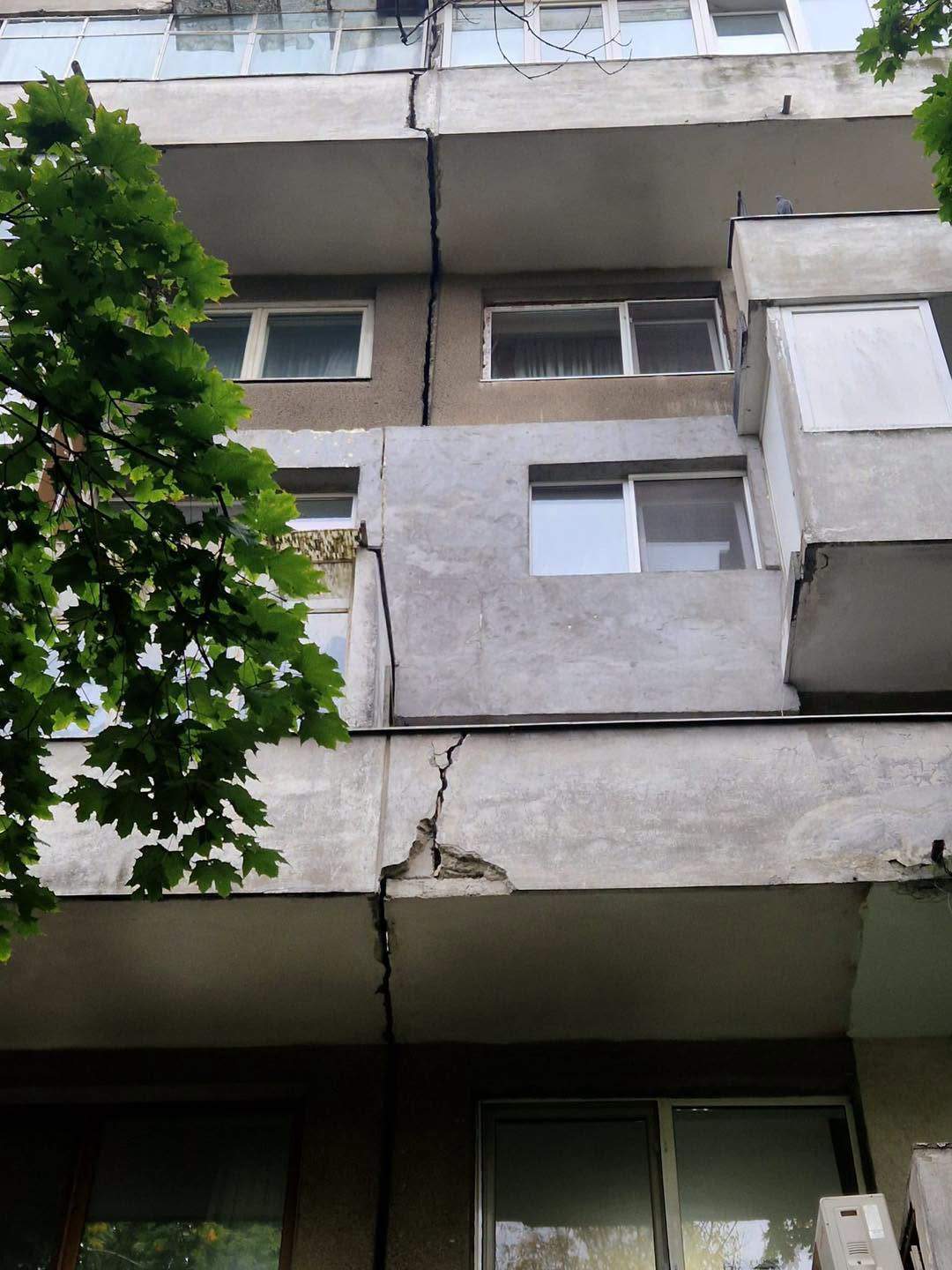 Crăpătura din blocul din Drumul Taberei există de nouă ani. Ce spune Primăria Capitalei despre cauza fisurii