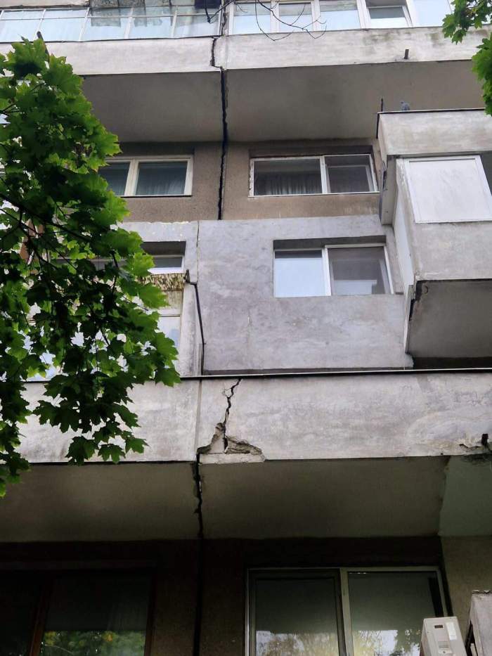 Blocul fisurat din București