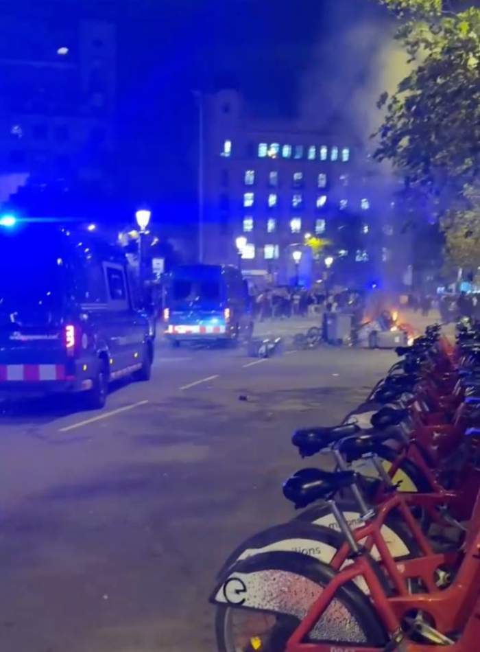 Haos pe străzile din Barcelona! Baricade incendiate și confruntări cu poliția