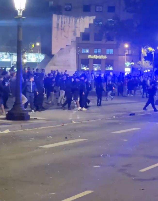 Haos pe străzile din Barcelona! Baricade incendiate și confruntări cu poliția
