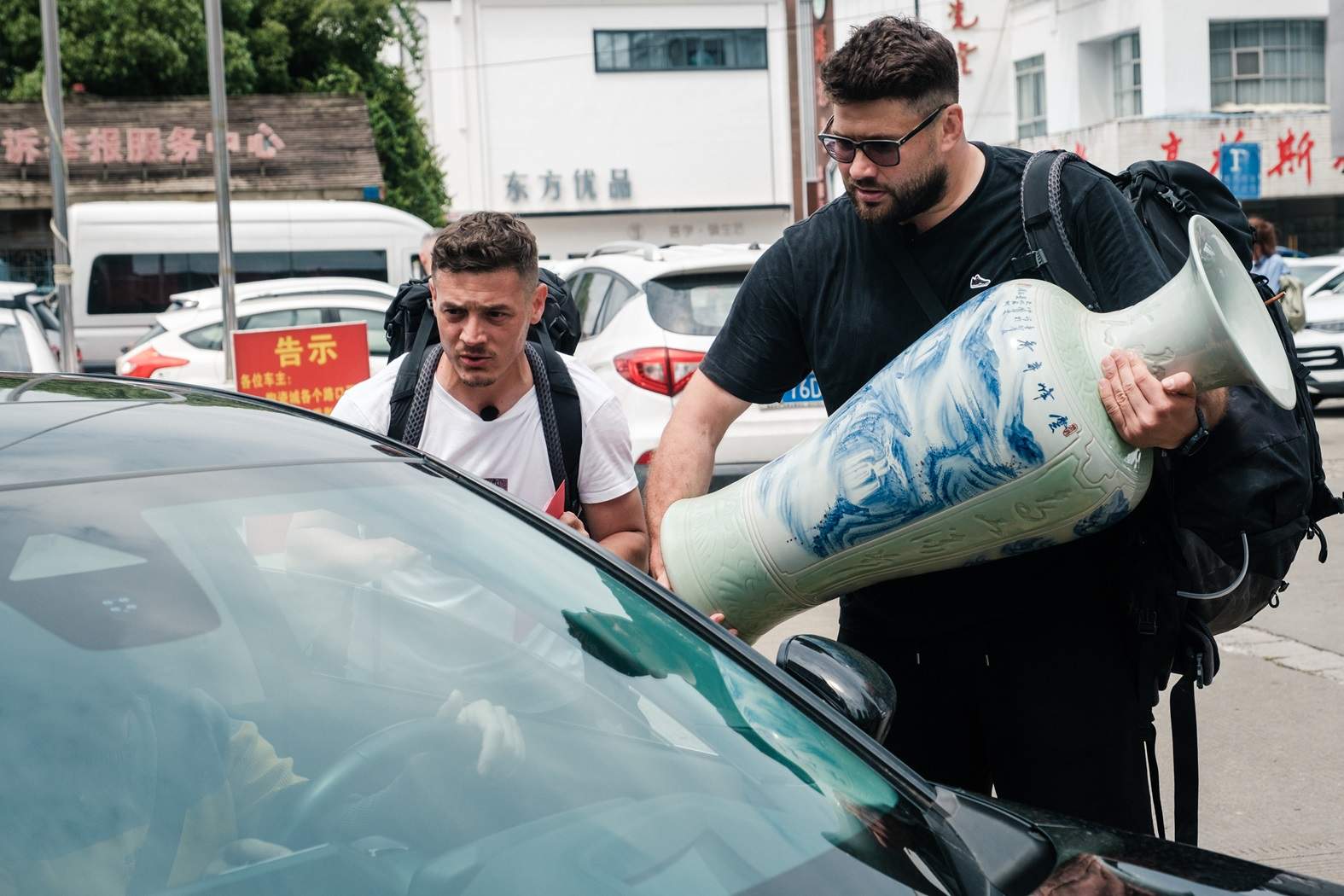 Cioburi, nervi întinși la maximum și sute de vase de porțelan de transportat diseară, la Asia Express