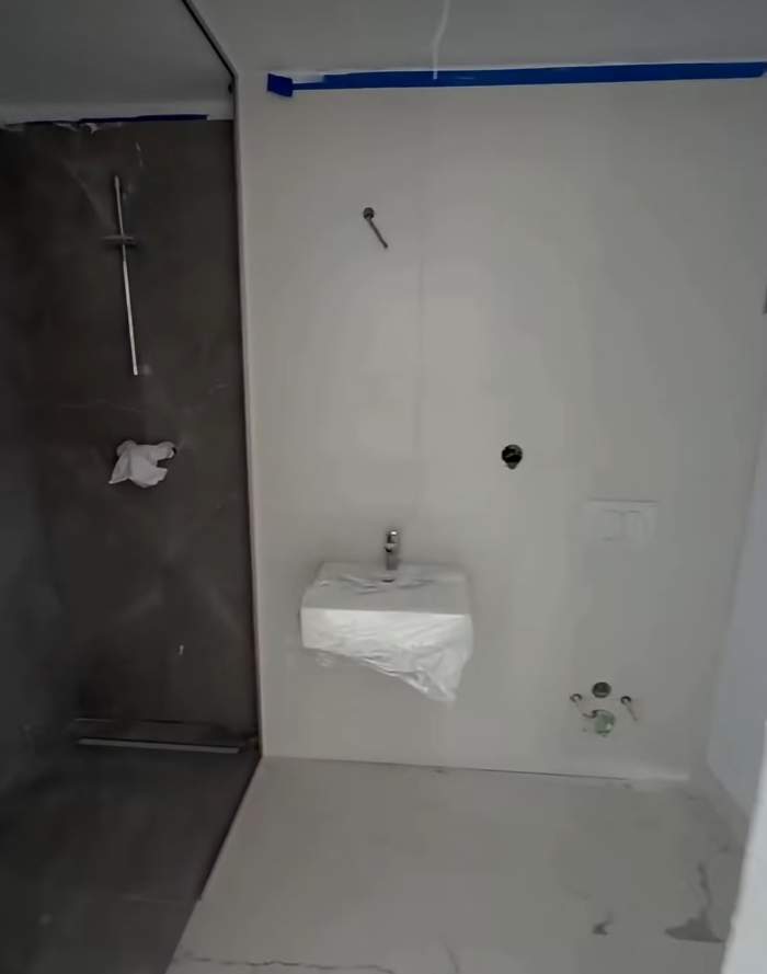 Oana și Vlad Gherman au început renovarea noului apartament! Ce au găsit zidit în perete