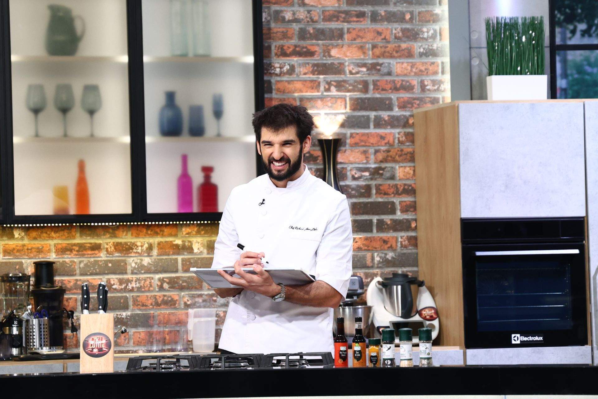 Noul sezon Chefi la cuțite începe la Antena 1 și pe AntenaPLAY din 15 noiembrie!