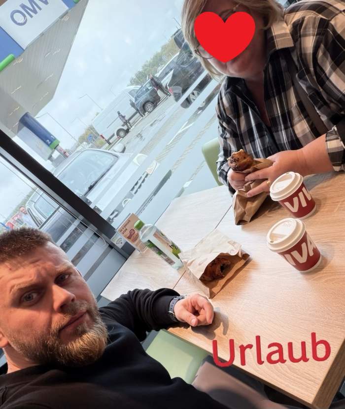Cum arată mama lui Răzvan Kovacs de la Insula Iubirii. Imagini rare cu familia lui