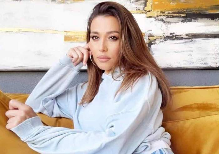 claudia patrascanu pe o canapea