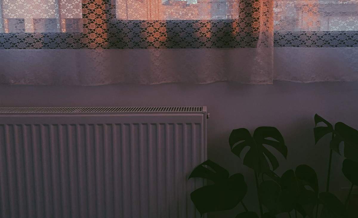 De ce nu este recomandat să acoperi caloriferul cu perdele groase sau mobilier