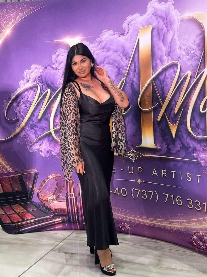 Ramona de la Clejani poarta o rochie neagra