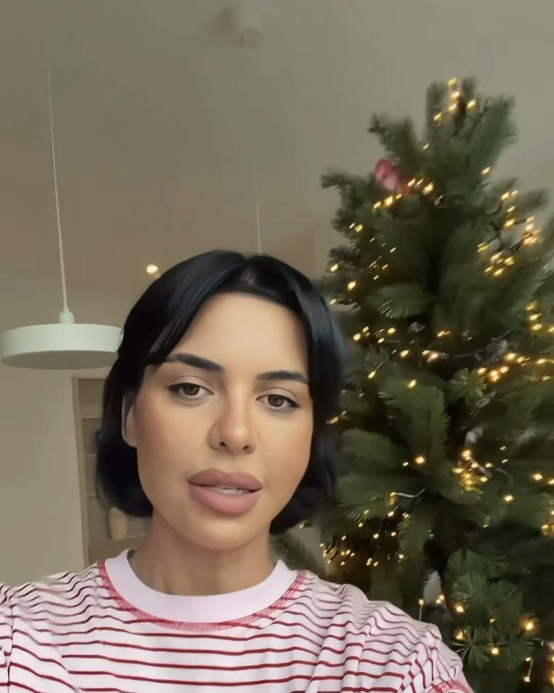 Andreea Popescu a împodobit bradul cu două luni înainte de Crăciun! Influencerița și-a decorat livingul în noul penthouse