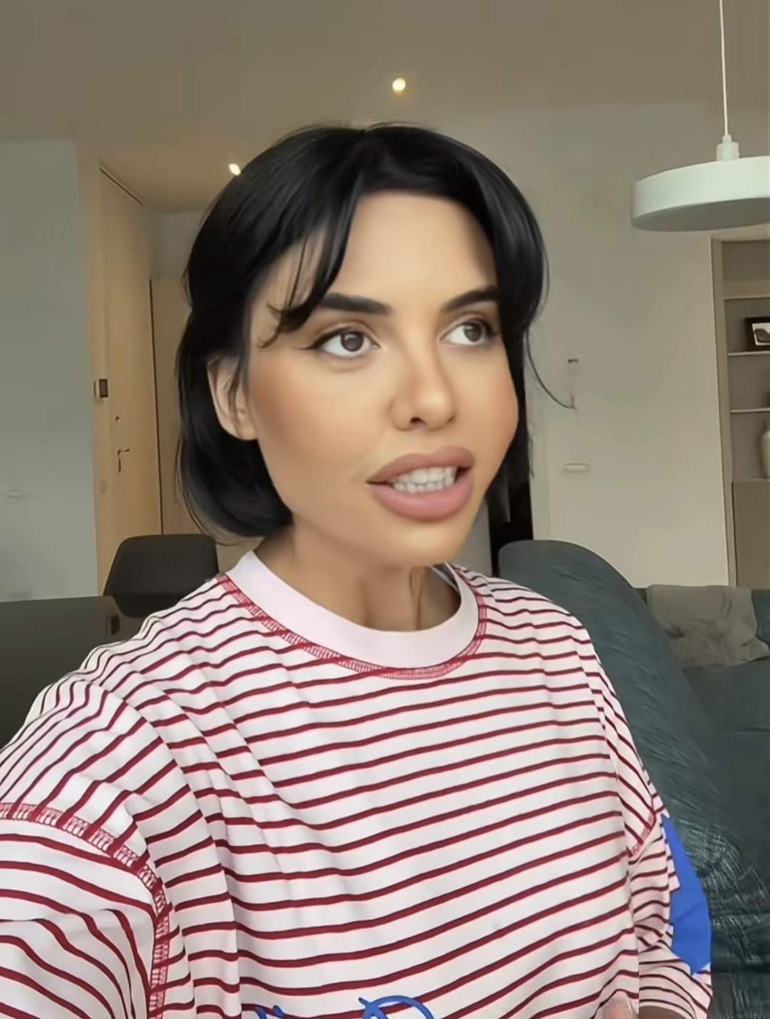 Andreea Popescu a împodobit bradul cu două luni înainte de Crăciun! Influencerița și-a decorat livingul în noul penthouse