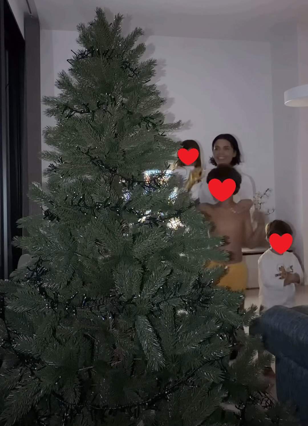 Andreea Popescu a împodobit bradul cu două luni înainte de Crăciun! Influencerița și-a decorat livingul în noul penthouse
