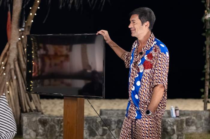 Diseară, o nouă premieră la Insula Iubirii – Radu Vâlcan le va anunța pe fete că pot urmări, pe un televizor, imagini din vila băieților!