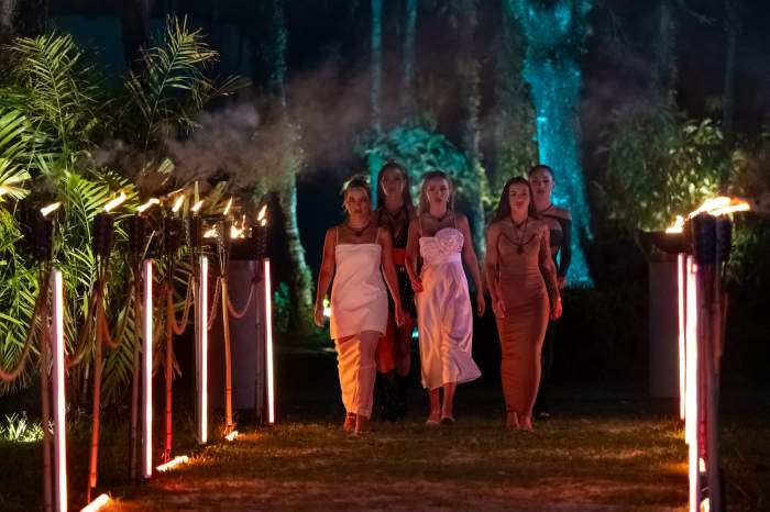 Diseară, de la 20:30, la Insula Iubirii, fetele resimt efectele testului, într-un bonfire încărcat de emoții: „Gândul că face ceva greșit mă tulbură”