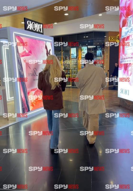 ema uta la mall cu prietenul ei