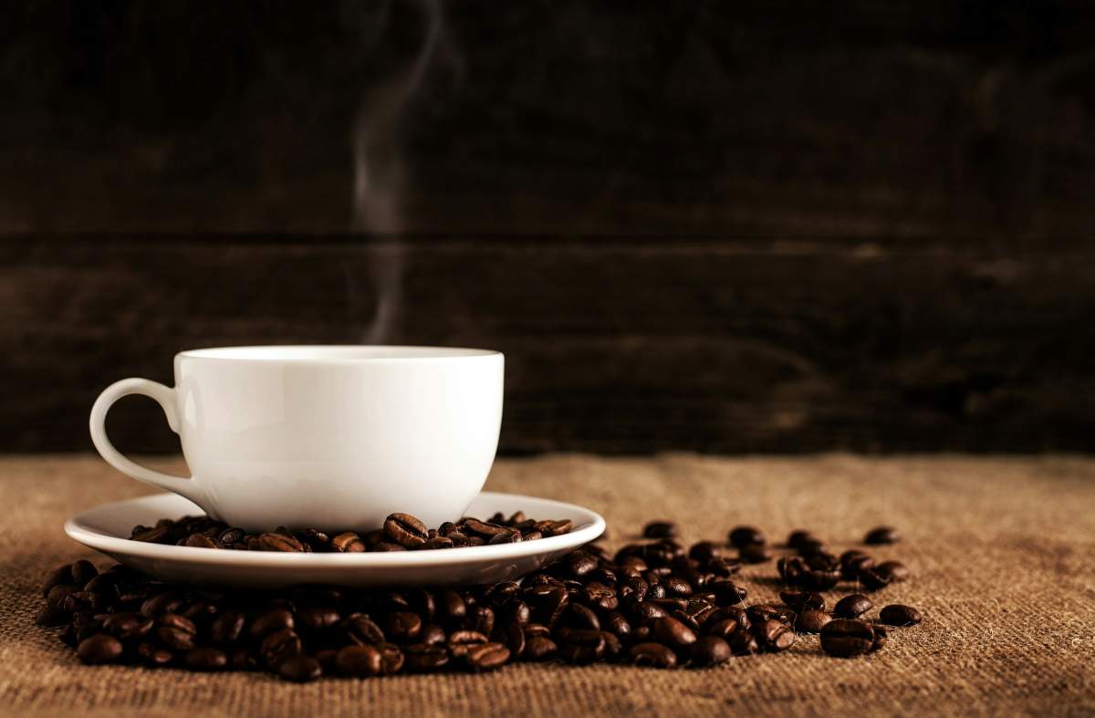 ceașcă și boabe de cafea