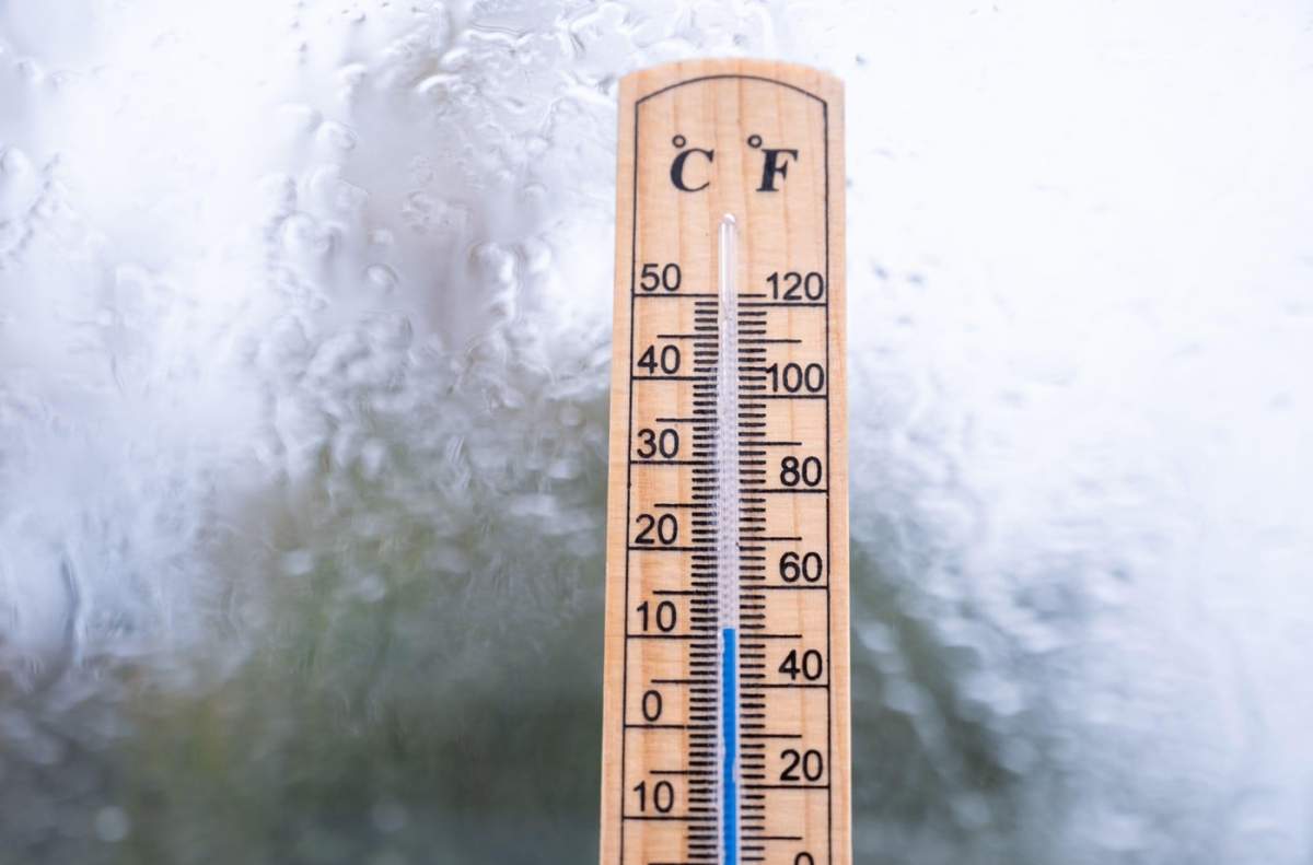 Termometru, picături de ploaie pe fereastră, anotimpul toamnei, măsurarea temperaturii, prognoză meteo, zi rece și ploioasă de toamnă