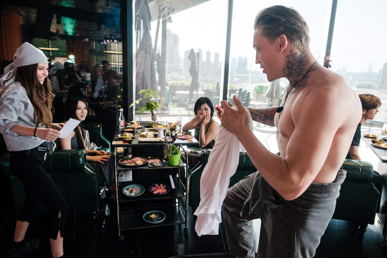 Diseară, lupta pentru Marea Imunitate ajunge în „Orașul 8D”! O zi nebună în Chongqing, la Asia Express, cu o cursă care arată ca o finală, de la 20.30, pe Antena 1 şi AntenaPLAY