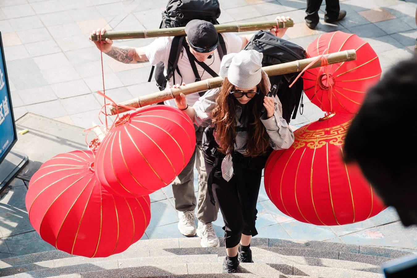 Diseară, lupta pentru Marea Imunitate ajunge în „Orașul 8D”! O zi nebună în Chongqing, la Asia Express, cu o cursă care arată ca o finală, de la 20.30, pe Antena 1 şi AntenaPLAY