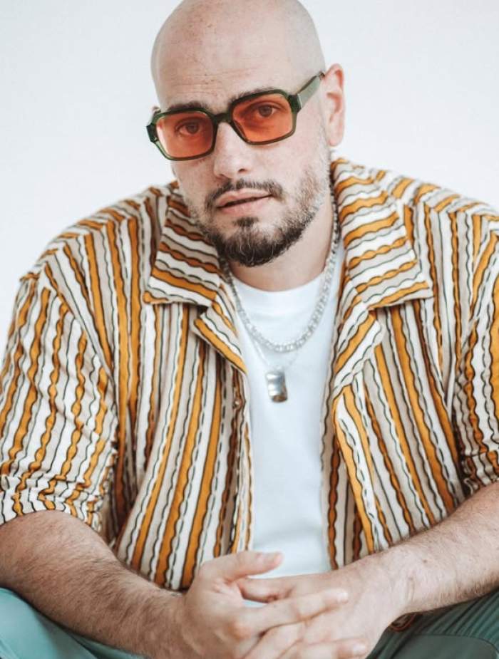 bromania la o sedinta foto cu ochelari la ochi