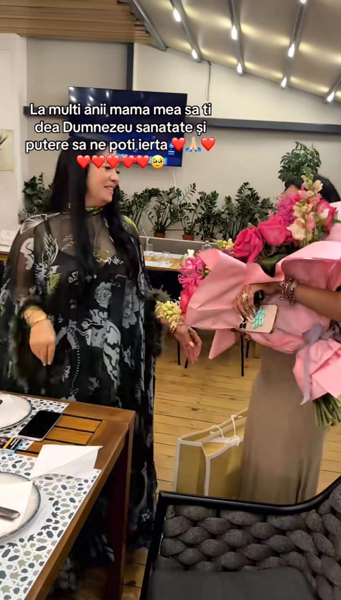 Imagini rare cu Melek Mincă și mama ei. Cum și-a sărbătorit femeia ziua de naștere și cum a surprins-o fiica ei