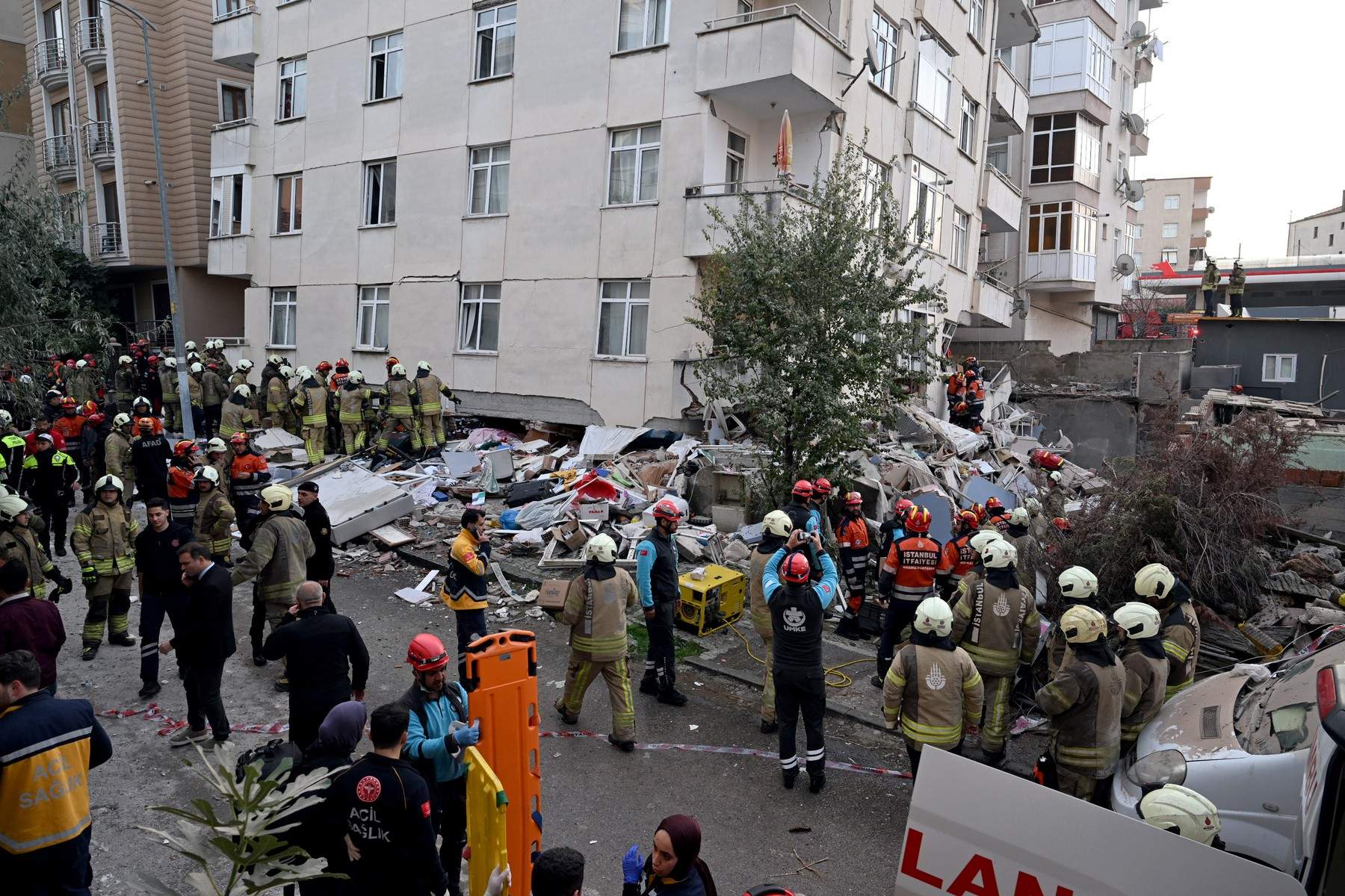 O clădire de șapte etaje s-a prăbușit în Istanbul! O mulțime de persoane, inclusiv copii, au rămas blocate sub ruine