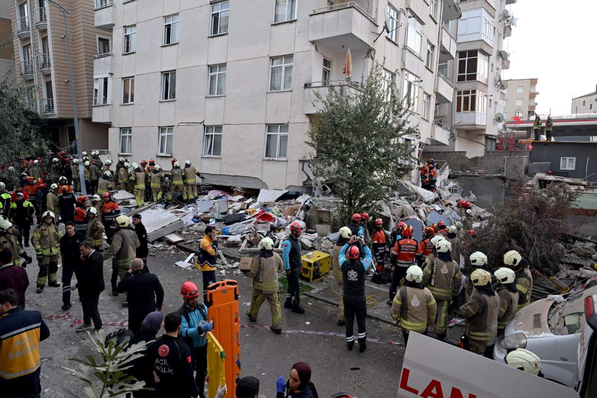 O clădire de șapte etaje s-a prăbușit în Istanbul! O mulțime de persoane, inclusiv copii, au rămas blocate sub ruine