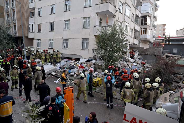 O clădire de șapte etaje s-a prăbușit în Istanbul! O mulțime de persoane, inclusiv copii, au rămas blocate sub ruine