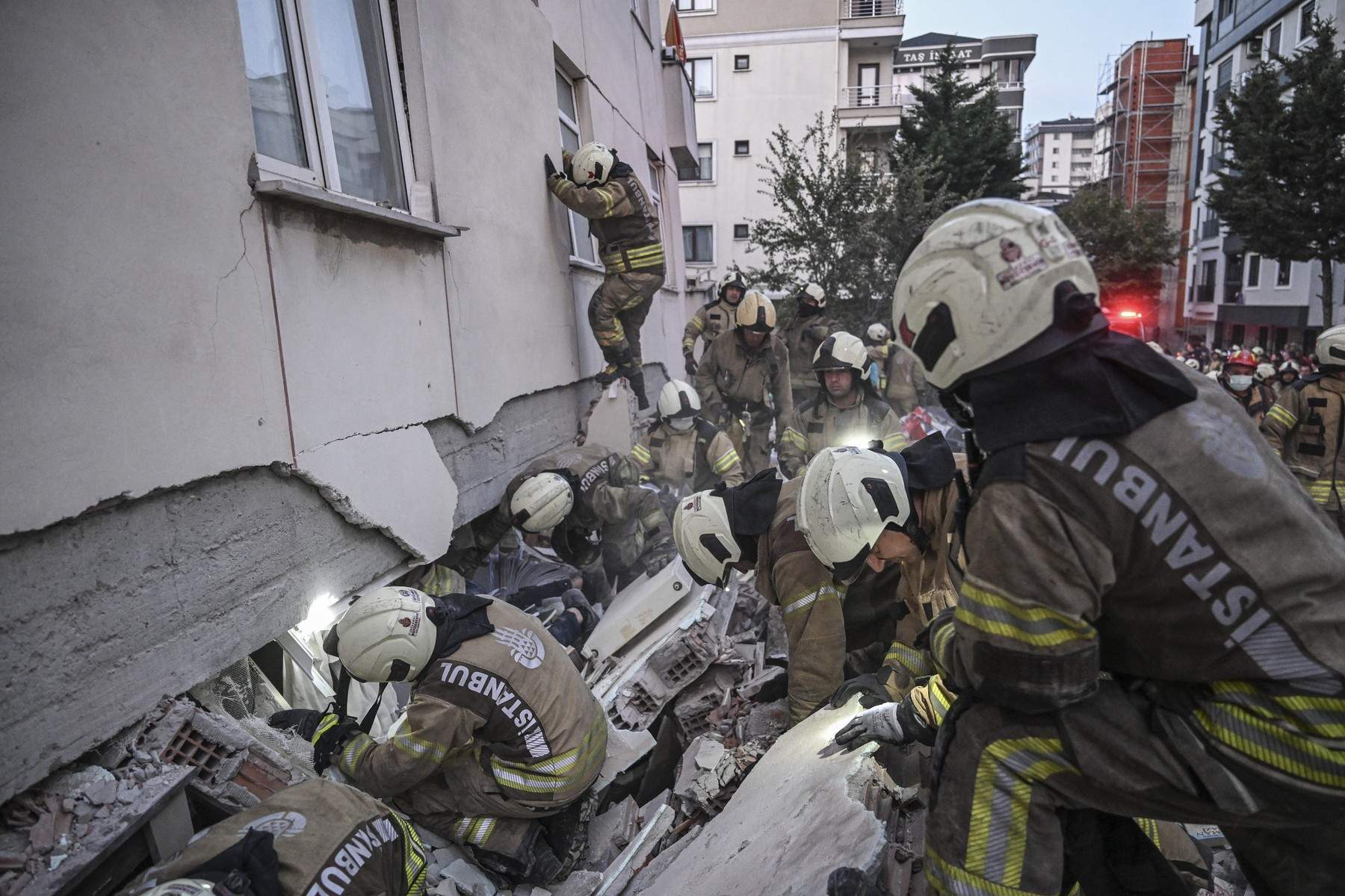 O clădire de șapte etaje s-a prăbușit în Istanbul! O mulțime de persoane, inclusiv copii, au rămas blocate sub ruine