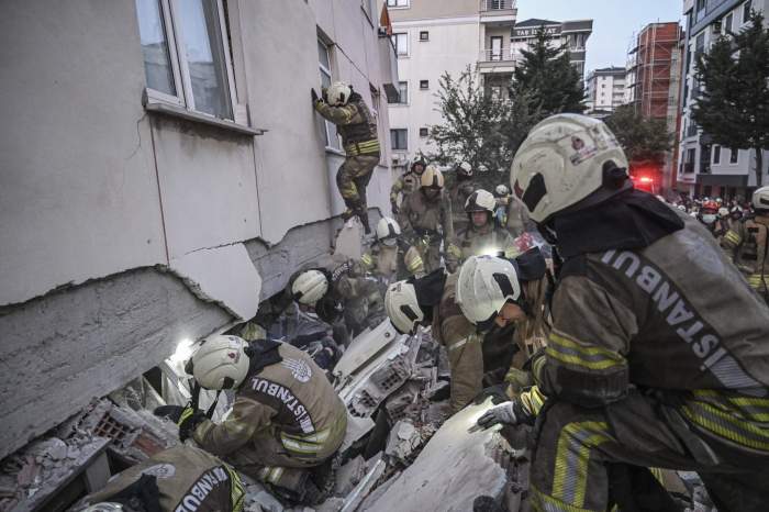 O clădire de șapte etaje s-a prăbușit în Istanbul! O mulțime de persoane, inclusiv copii, au rămas blocate sub ruine