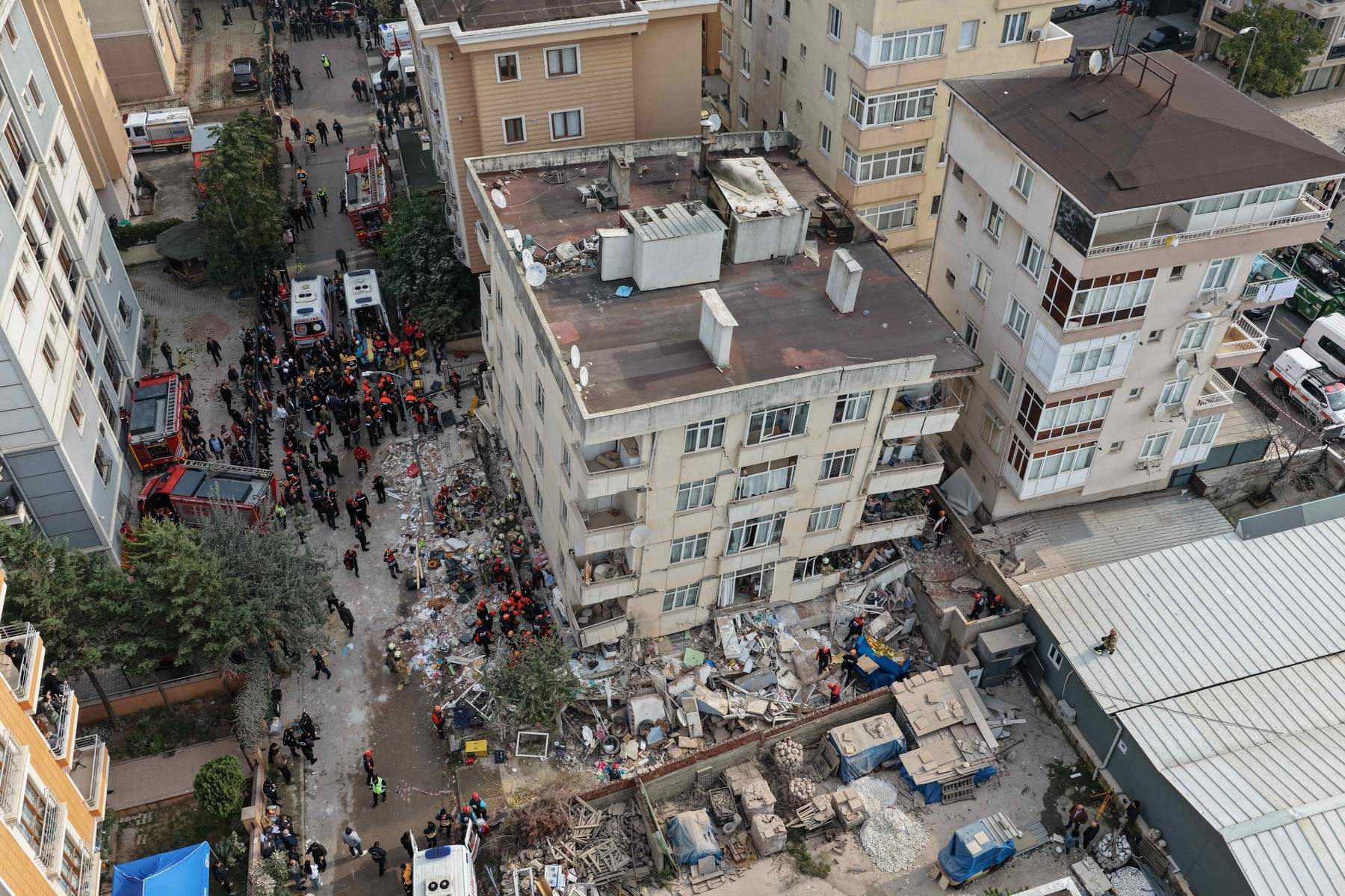 O clădire de șapte etaje s-a prăbușit în Istanbul! O mulțime de persoane, inclusiv copii, au rămas blocate sub ruine