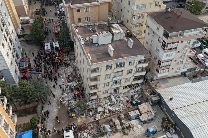 O clădire de șapte etaje s-a prăbușit în Istanbul! O mulțime de persoane, inclusiv copii, au rămas blocate sub ruine