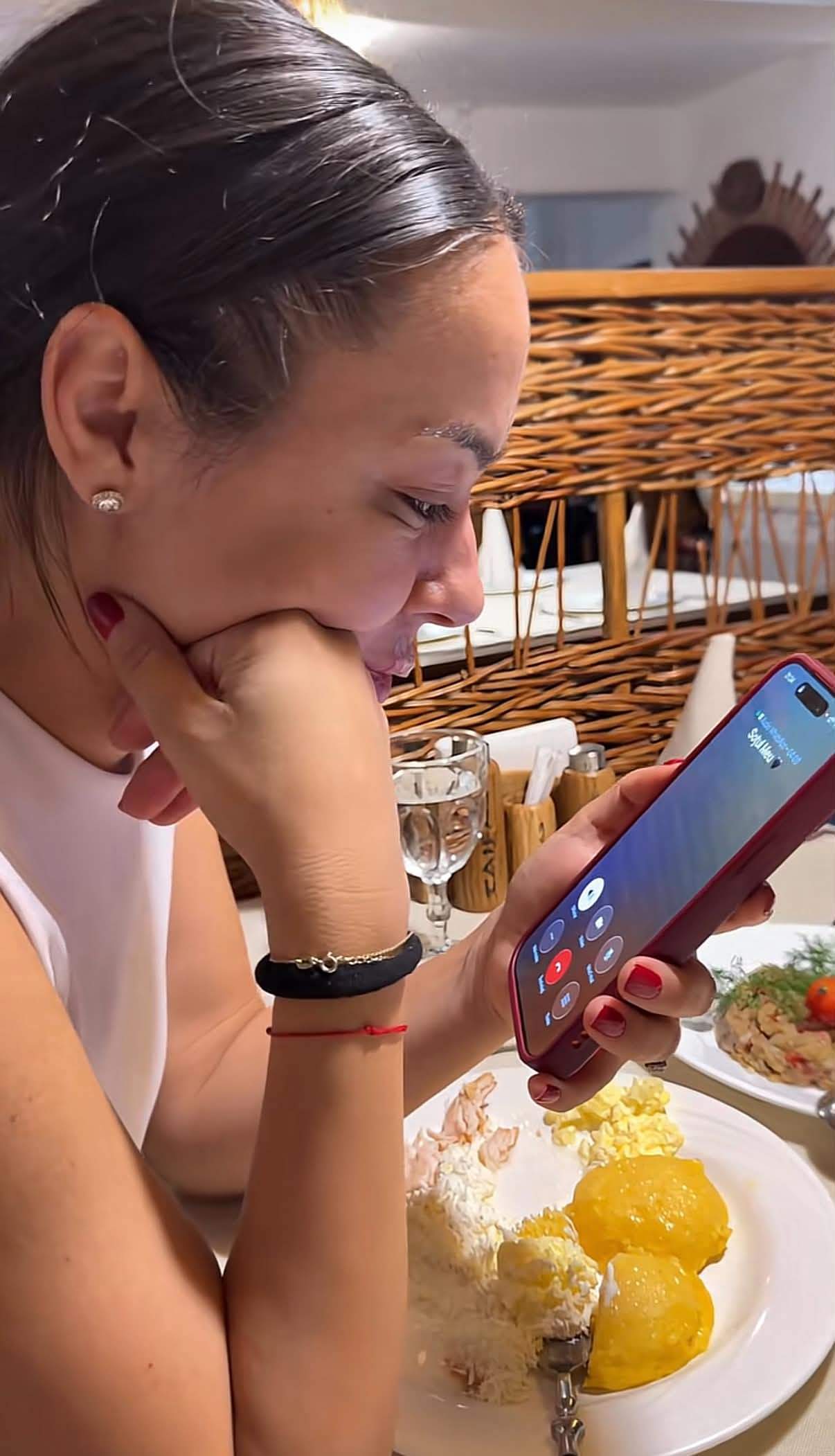 Vlăduța Lupău, în lacrimi în timp ce vorbea la telefon cu fiul ei: „Pentru el sunt doar MAMA”